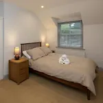 Charming 2-bed House - 15 Mins Drive To Centre