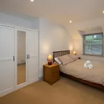 Charming 2-bed House - 15 Mins Drive To Centre *
