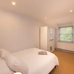 Charming 2-bed House - 15 Mins Drive To Centre 度假居 *