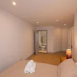 Charming 2-bed House - 15 Mins Drive To Centre Feriehus