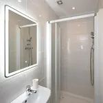Charming 2-bed House - 15 Mins Drive To Centre
