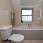 Charming 2-bed House - 15 Mins Drive To Centre 度假居 *