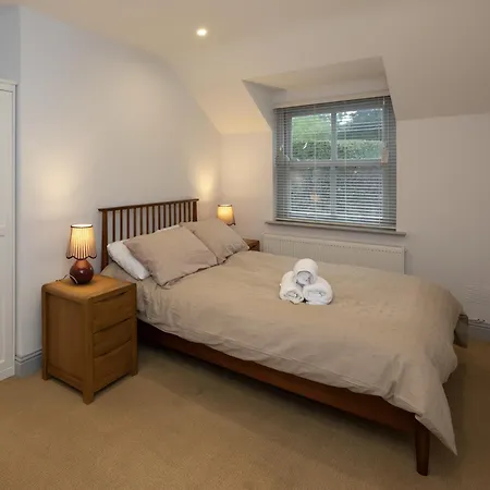 Charming 2-bed House - 15 Mins Drive To Centre