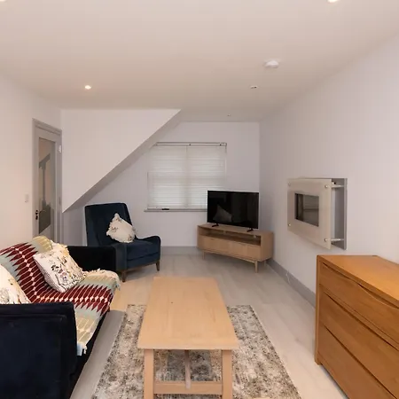 Charming 2-bed House - 15 Mins Drive To Centre בית נופש