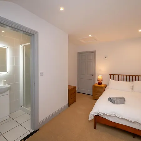 Charming 2-bed House - 15 Mins Drive To Centre