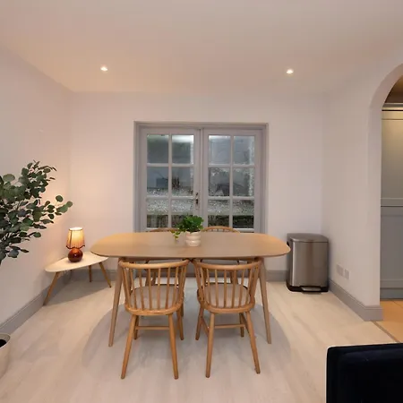 בית נופש Charming 2-bed House - 15 Mins Drive To Centre *