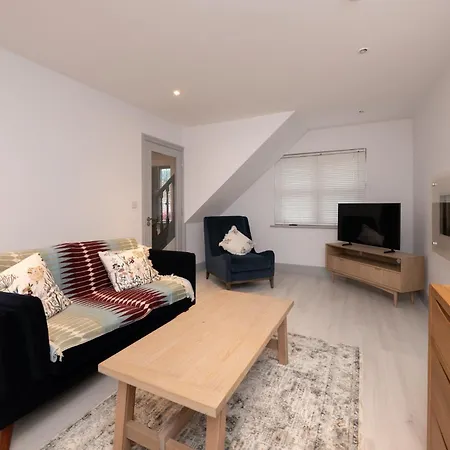 Charming 2-bed House - 15 Mins Drive To Centre