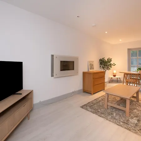 Charming 2-bed House - 15 Mins Drive To Centre קורק