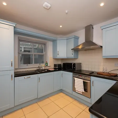 Charming 2-bed House - 15 Mins Drive To Centre *