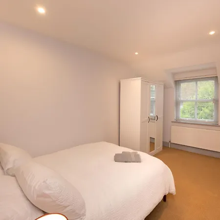 Charming 2-bed House - 15 Mins Drive To Centre 펜션 *