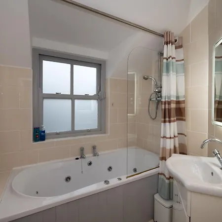 Charming 2-bed House - 15 Mins Drive To Centre 코크