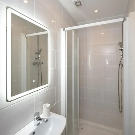 Charming 2-bed House - 15 Mins Drive To Centre