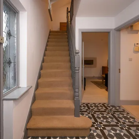 Charming 2-bed House - 15 Mins Drive To Centre 펜션 *