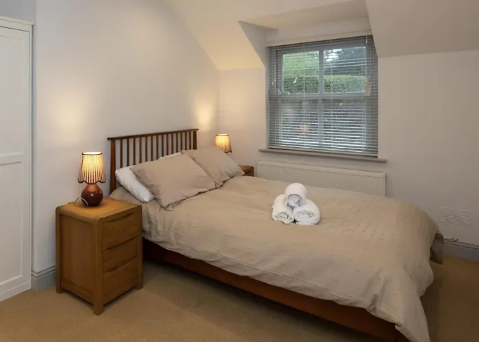 Charming 2-bed House - 15 Mins Drive To Centre