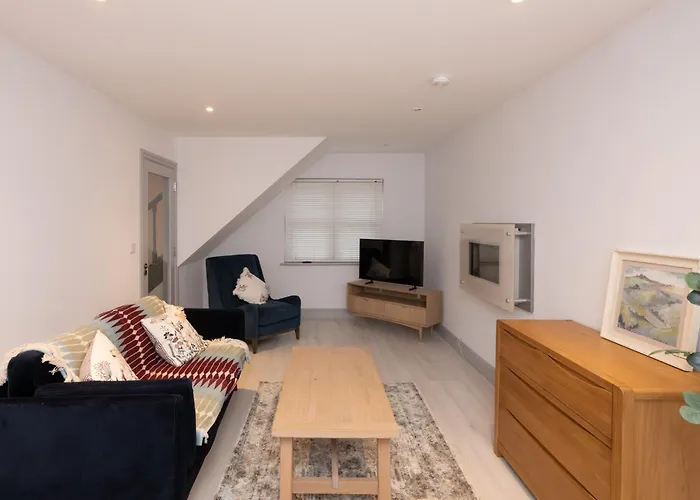 Charming 2-bed House - 15 Mins Drive To Centre בית נופש