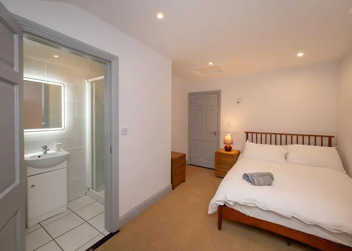 Charming 2-bed House - 15 Mins Drive To Centre