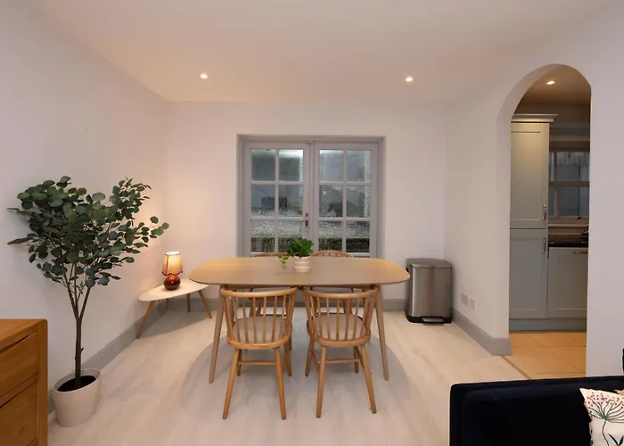 בית נופש Charming 2-bed House - 15 Mins Drive To Centre *