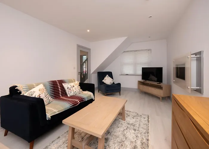 Charming 2-bed House - 15 Mins Drive To Centre