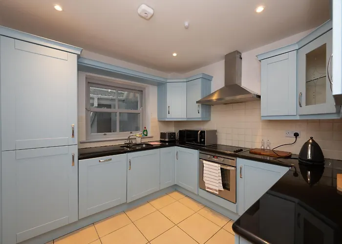 Charming 2-bed House - 15 Mins Drive To Centre *