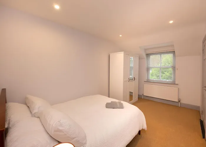 Charming 2-bed House - 15 Mins Drive To Centre בית נופש *