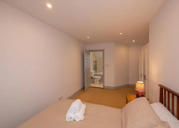 Charming 2-bed House - 15 Mins Drive To Centre בית נופש