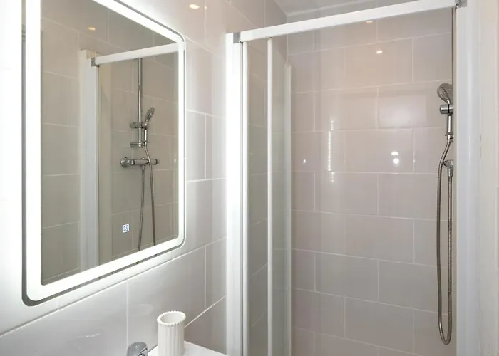 Charming 2-bed House - 15 Mins Drive To Centre