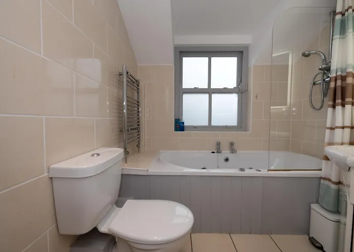 Charming 2-bed House - 15 Mins Drive To Centre בית נופש *