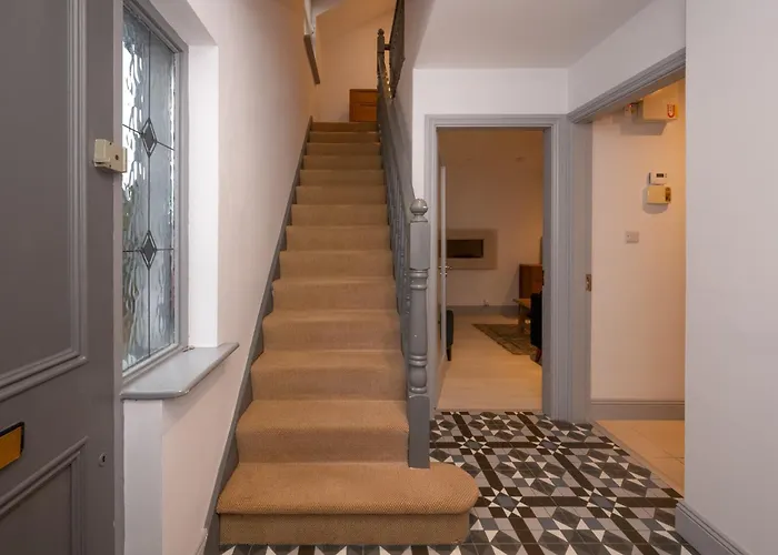 Charming 2-bed House - 15 Mins Drive To Centre בית נופש *