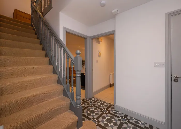 Charming 2-bed House - 15 Mins Drive To Centre