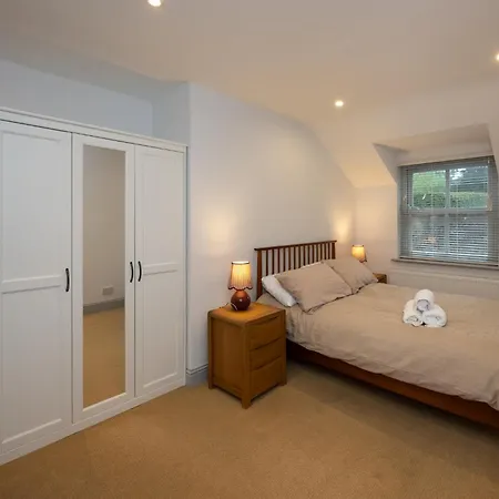 Charming 2-bed House - 15 Mins Drive To Centre *